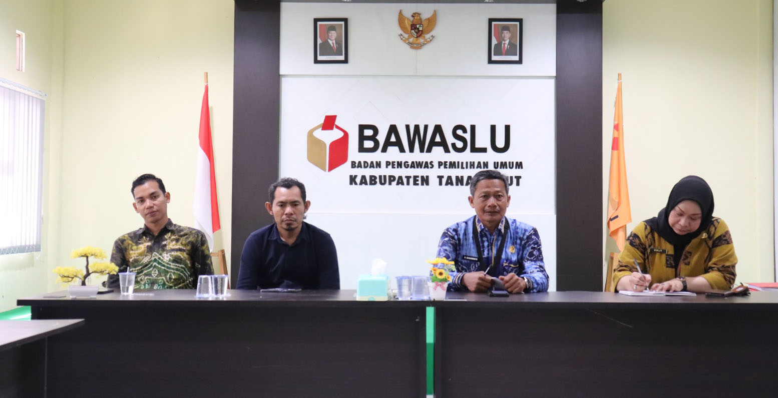 Pimpinan Bawaslu Kabupaten Tanah L