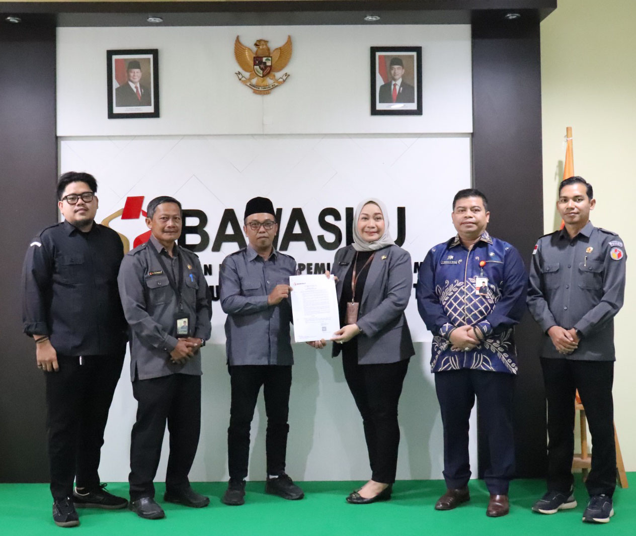 Serah terima jabatan simbolis oleh Bawaslu Provinsi Kalimantan Selatan