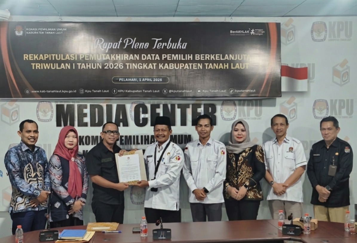 Penyerahan Berita Acara Rapat Pleno Terbuka Rekapitulasi Pemutakhiran Data Pemilih Berkelanjutan Triwulan I Tahun 2026