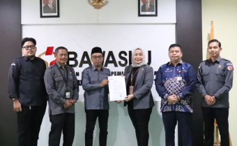 Serah terima jabatan simbolis oleh Bawaslu Provinsi Kalimantan Selatan