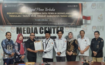 Penyerahan Berita Acara Rapat Pleno Terbuka Rekapitulasi Pemutakhiran Data Pemilih Berkelanjutan Triwulan I Tahun 2026